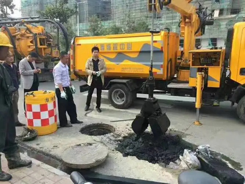 金水街道：网格员化身“清道夫”，为民解忧疏通“堵心”化粪池