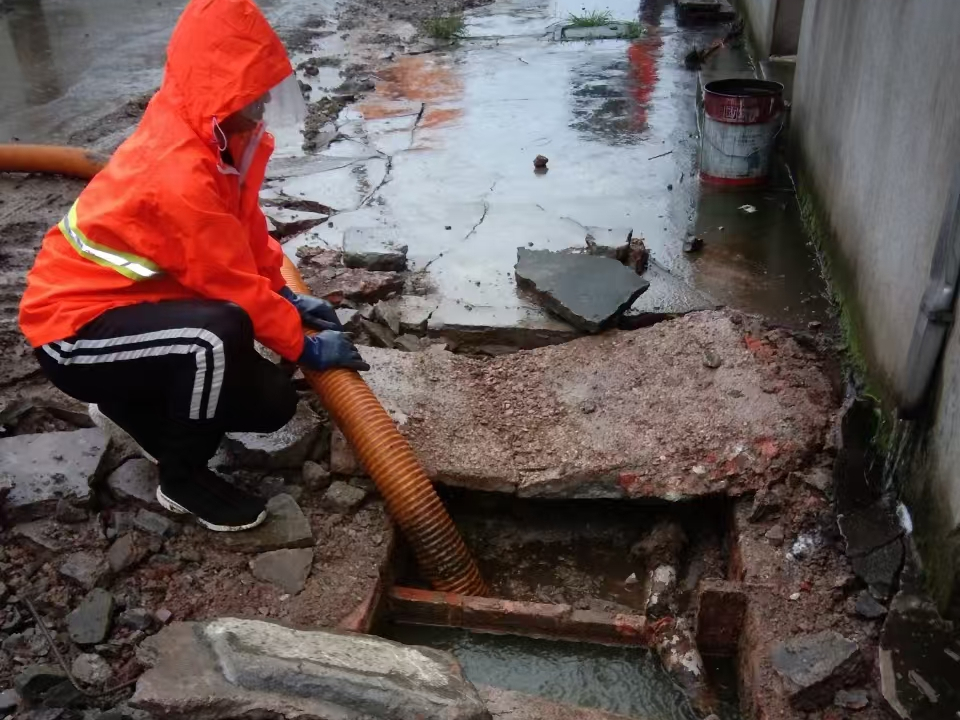 金水专业清理污水池 炜誉市政以规范流程守护城市 “肠道”