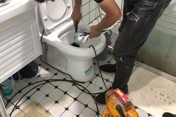 金水马桶堵塞自己疏通还是找师傅?专业上门服务让你省时更省心